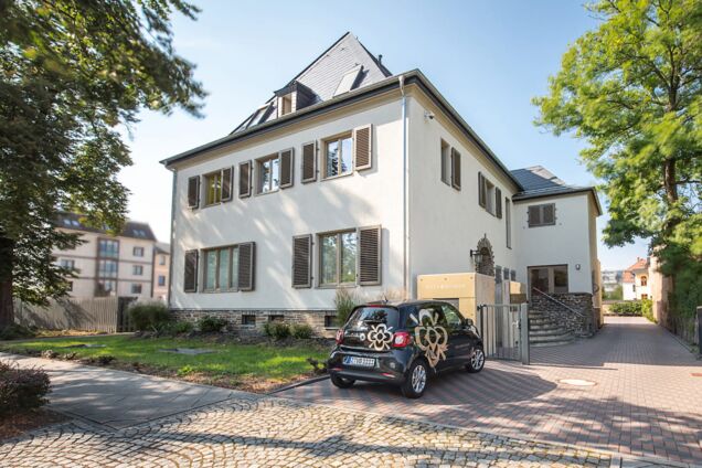 Außenansicht der Praxis in der Villa Blumer